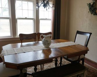 Doc's Farmhouse, Historic 1844 Home - Waterloo - Comedor