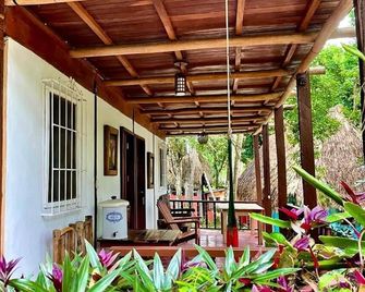 Hotel Mon Ami - El Remate - Patio