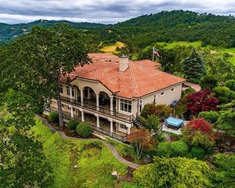 The Engle House Luxurious Villa and Event Space in Oregon Wine Country - Roseburg - Building