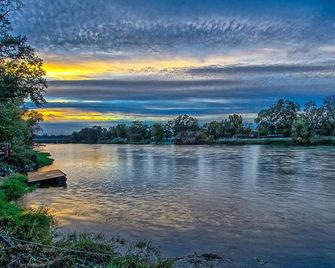 Luxury Riverside Estate - 3BR Home or 1BR Cottage or BOTH - Sleeps 14 - Swim, fish, relax, refresh - Anderson - Buiten zicht