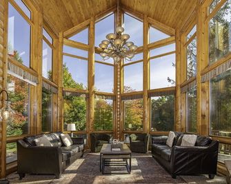 Lakefront secluded mult-family retreat with game room and two cabins. - Townsend - Lounge
