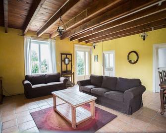 Newly refurbished Classic French farmhouse - Saint-Juvat - Sala de estar