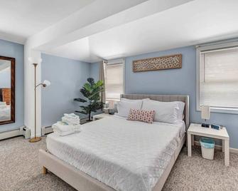 Glamorous Entire House 2br, Fenced Backyard| Wi-Fi - Milford - Bedroom