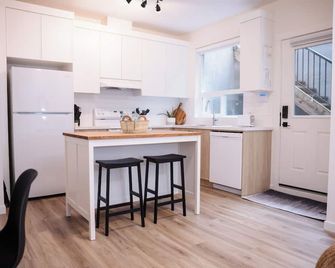 Woodland Retreat - Family Friendly 1 Br Suite - Maple Ridge - Kitchen