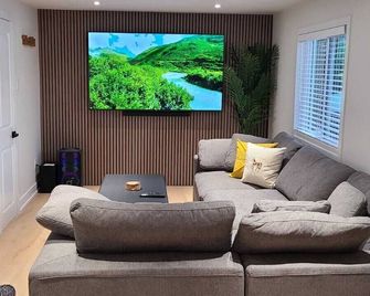 Serenity on 12 mile Lake in beautiful cottage country. - Minden - Living room