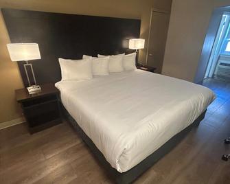 Econo Lodge - Sudbury - Bedroom
