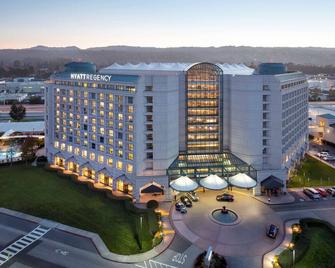 2 Connecting Suites with One Bed and One Sofabed at a 4 Star Hotel by Suiteness - Burlingame - Gebouw