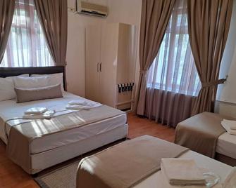 Sözer Otel - אייבאליק - חדר שינה