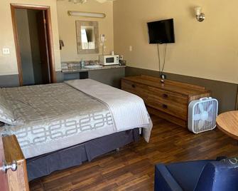 Blue Spruce Motel - North Platte - Bedroom