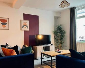 Taff Valley Heartwarming Cottage In Aberafan Merthyr Tydfil By Staystaycations - Merthyr Tydfil - Living room