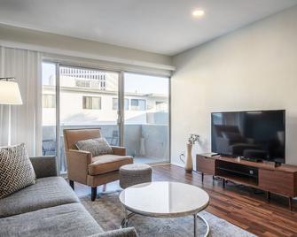 Mod Brentwood 1br W/ Outdoor Pool, Near Ucla & Downtown, By Blueground - Los Angeles - Pokój dzienny
