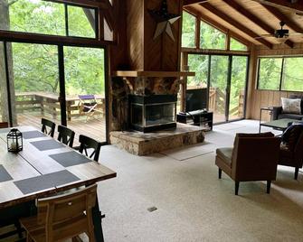 Stunning Lakeside Retreat at Innsbrook w/ Swing, Canoe and 3 Kayaks - Wright City - Sala de estar