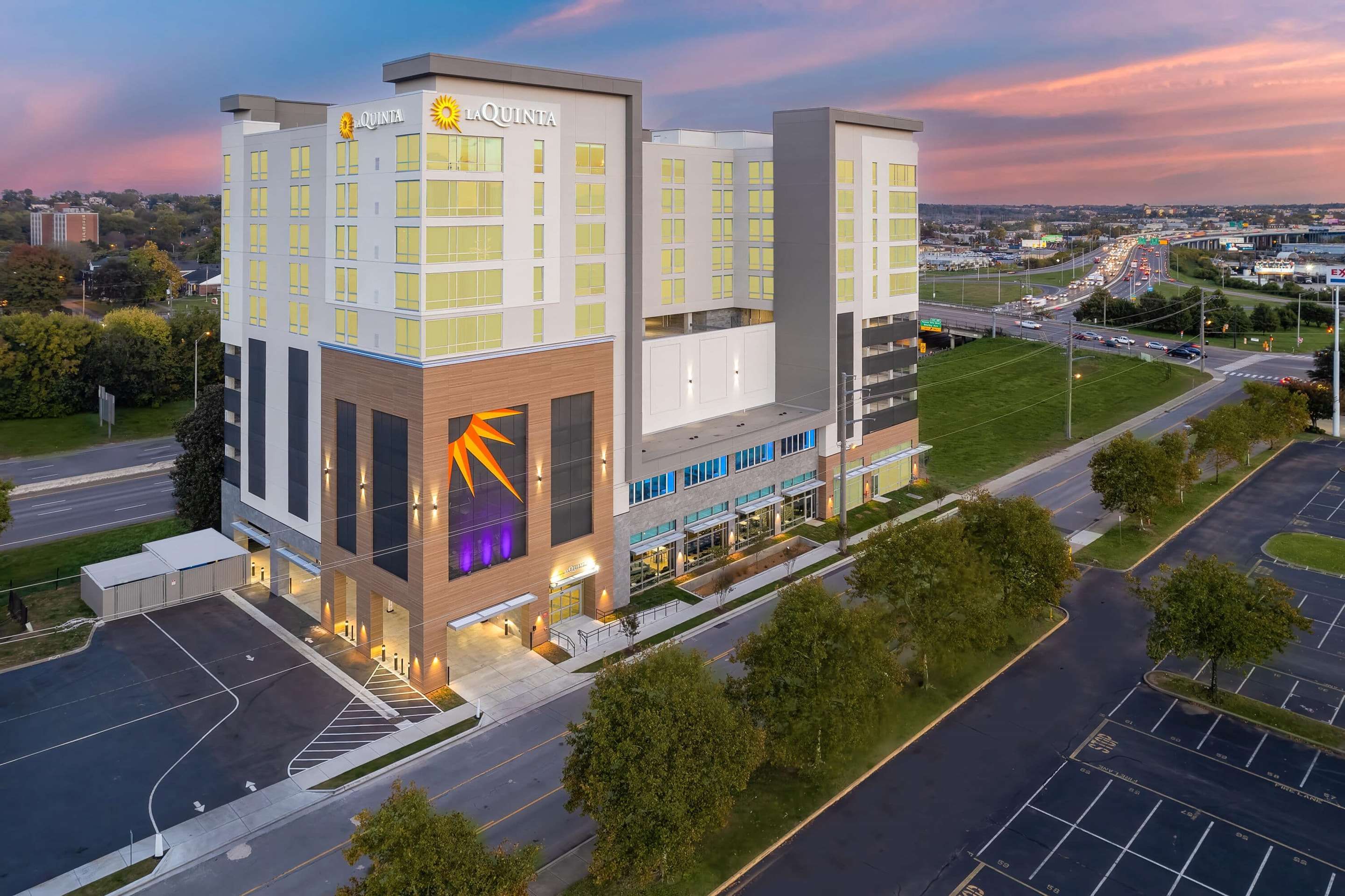 La Quinta Inn & Suites by Wyndham Nashville Downtown/Stadium - Nashville - Building