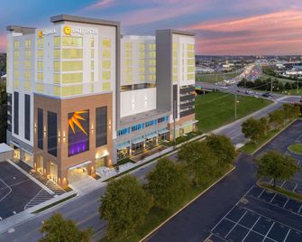 La Quinta Inn & Suites by Wyndham Nashville Downtown/Stadium - Nashville - Building