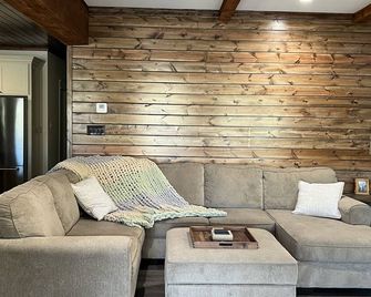 River front house on the Little Missouri 4 min from Lake Greeson! With Hot Tub! - Murfreesboro - Sala de estar