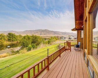 Stunning A-frame Home w/ Views, 10 Mi to Okanogan! - Brewster - Balcony