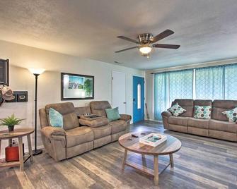 Hot Tub and Theater Room Tropical Springfield Home - Springfield - Living room