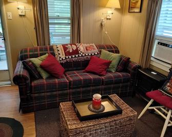 Charming 2-bedroom cottage near Bedford, screened porch deck & private setting - Bedford - Wohnzimmer
