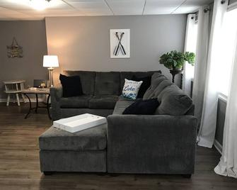 Renovated, pet friendly, close to 3 casinos, restaurants walking distance . - Canastota - Sala de estar