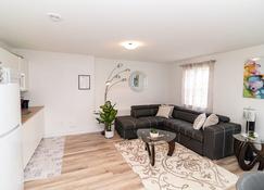 Glamorous new townhouse - Business and Vacation travel - Halifax - Living room