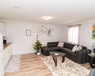 Glamorous new townhouse - Business and Vacation travel - Halifax - Living room