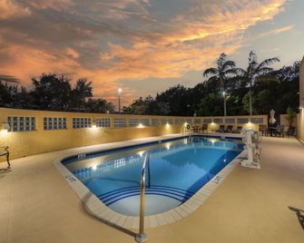 Best Western Plus Miami Executive Airport Hotel & Suites - Kendall - Zwembad