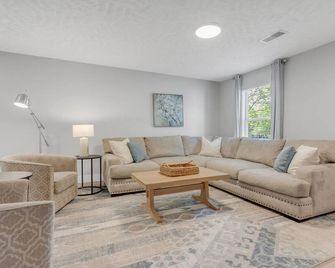 Sutherland Retreat 3BR 2BA and 2 car garage - Spring Hill - Living room