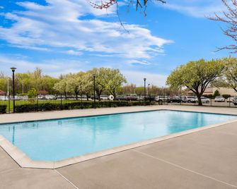 Quality Hotel Philadelphia Airport - Essington - Pool