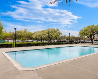 Quality Hotel Philadelphia Airport - Essington - Pool