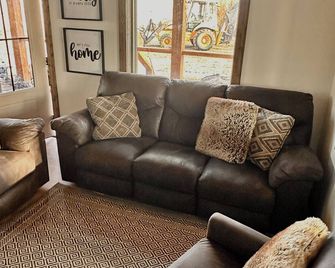 Private Fishing Escape at beautiful new build Cabin. 150 acres! - Antonito - Sala de estar