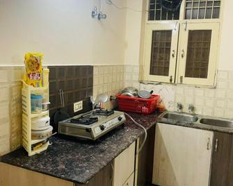 Independent/ Private Bedroom - Chandigarh - Kharar - Kitchen