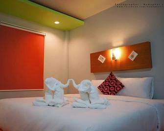 Check in Hotel And Resort - Nong Khai - Schlafzimmer