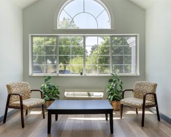 SureStay by Best Western Sacramento South Natomas - Sacramento - Ruang tamu
