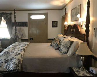 Fallen Tree Farm Bed and Breakfast - קרלייל - חדר שינה