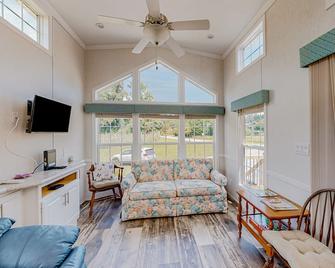 Tiny Charmer - Hendersonville - Living room