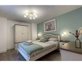 The Forge, Elegant Luxury Apartment with Bike store - Sleeps 4 - Wick - Bedroom