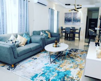 Chic Hideaway a Paradise Home in Jamaica - Ocho Rios - Wohnzimmer