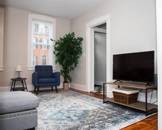 Lancaster East Side Retreat; Charming & Spacious - Lancaster - Sala de estar