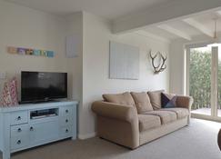 The Clearwater Cottage - Te Anau Holiday Home - Te Anau - Living room