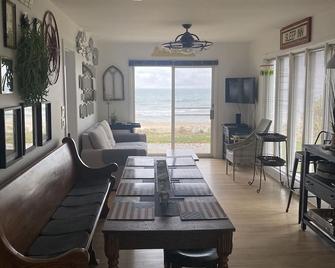 On the Shores of Lake Michigan with Breathtaking Views & A Beach Out Your Door! - Oostburg - Sala de estar