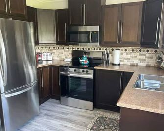 Uncrowded entire 3 Bdrm Unit - Geraldton - Kitchen