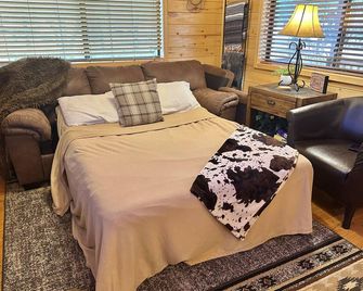 Western theme! Amazing Spa, Fireplace and Deck! - Heber-Overgaard