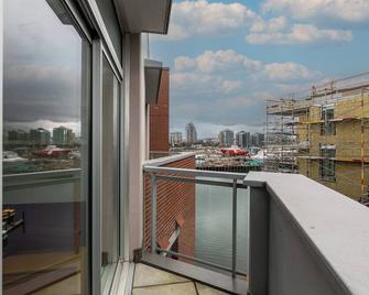 This is the life! Waterfront studio version close to everything - Victoria - Balcony