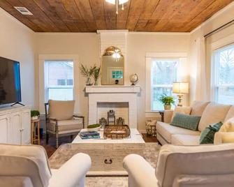 NEW-Ethel Rose Cottage-5 min to Magnolia Silos - Waco - Living room