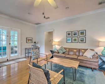 Chic Ocala Home with Yard about 1 Mi to Dtwn Square - Ocala - Living room