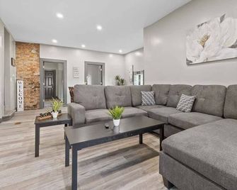 Cozy 6BR 2 Bath close to Falls & Casino - Niagara Falls - Living room