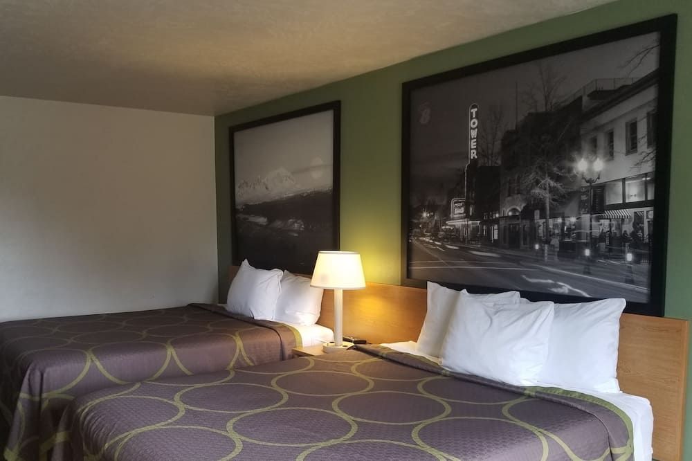 Super 8 by Wyndham Redmond
