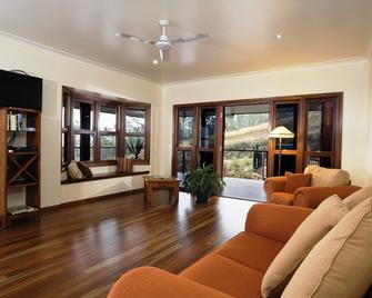 The Summit Bed & Breakfast - Atherton - Living room
