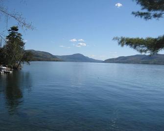 A little slice of heaven on Lake George Direct Waterfront Private Dock & Beach!! - Putnam Station - Piscina