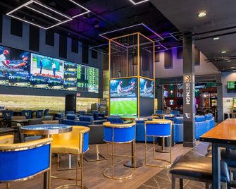 Hampton Inn Deadwood at Tin Lizzie Gaming Resort - דדווד - בר